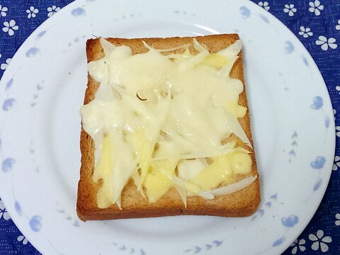 玉ねぎとマヨネーズのチーズトースト